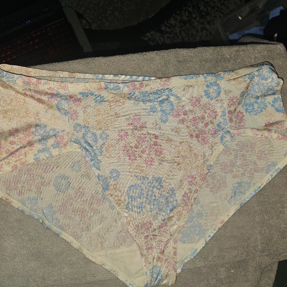 New WITHOUT Tags  Bali 2XL/9 Blue, Pink, Tan Flowers, Fits Your Curves Hi-Cut